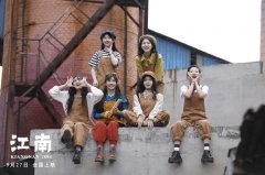 澳门威尼斯人网址复古工装打扮的女孩们穿越回到了百年前的船厂